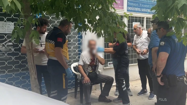 Yolda yürürken bıçaklı saldırıya uğradı