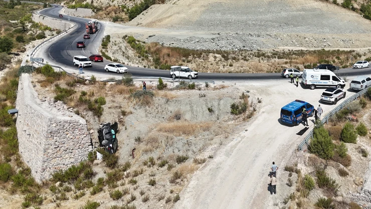 Yoldan çıkarak devrilen otomobildeki 1 kişi öldü, 1 kişi ağır yaralandı