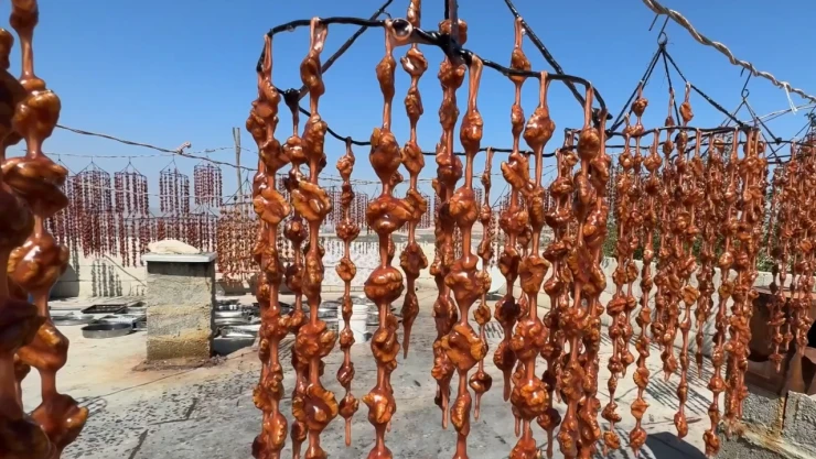 Yöresel cevizli sucuk yapımı başladı