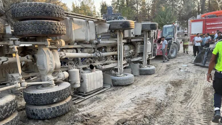Yük boşalttığı sırada devrilen kamyonun sürücüsü öldü