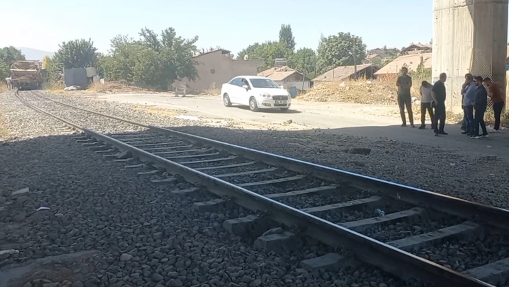 Yük treninin çarptığı otomobil sürücüsü ağır yaralandı