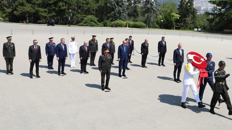 Yüksek askeri şûra üyeleri ve Cumhurbaşkanı Erdoğan, Anıtkabir'i ziyaret etti