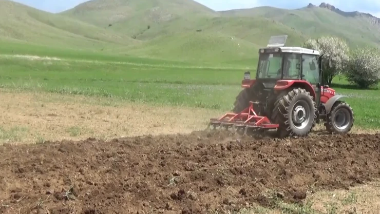 Yüksekova'da çiftçilerin ekim mesaisi başladı