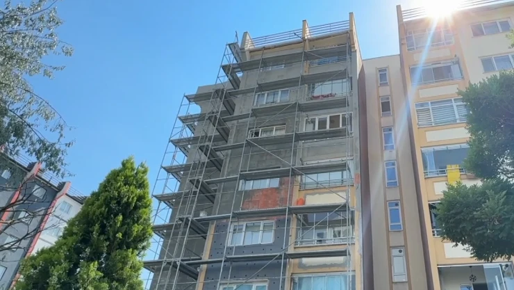 Yüksekten düşen inşaat işçisi öldü