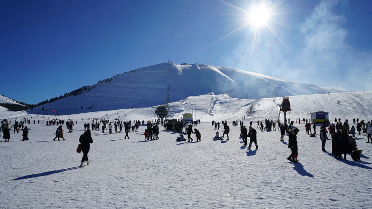 Yüzlerce kayaksever, Kahramanmaraş Yedikuyular'a akın etti