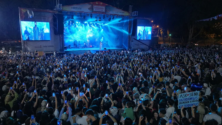 Zafer Bayramı coşkusu Gökhan Türkmen konseriyle zirveye ulaştı