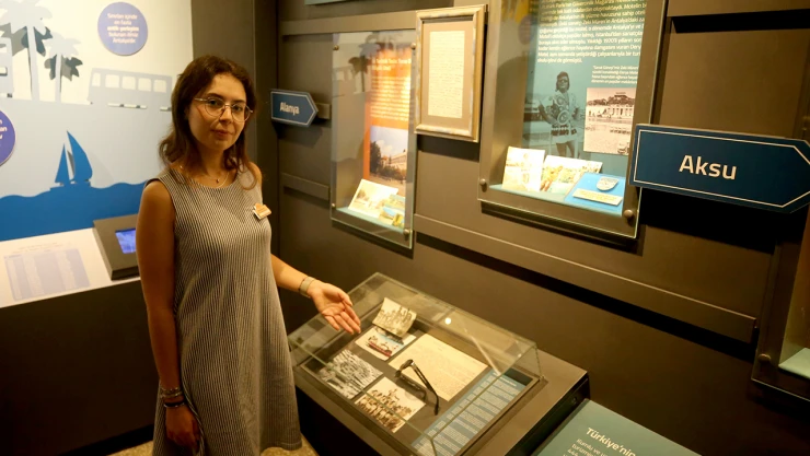 Zeki Müren'in gözlüğü ve el yazısı şarkı sözü büyük ilgi gördü