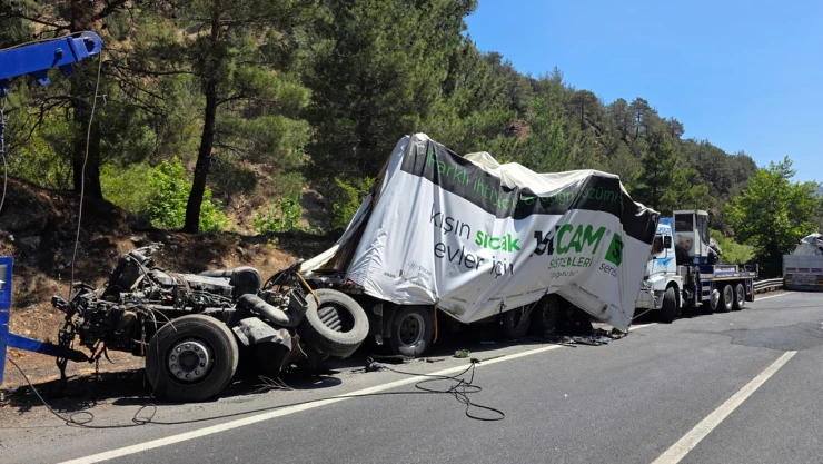 Zincirleme kaza, 3 tır çarpıştı! 1 ölü, 2 yaralı