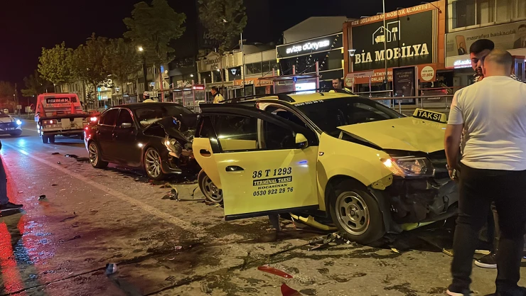 Zincirleme trafik kazasında 4 araç birbirine girdi