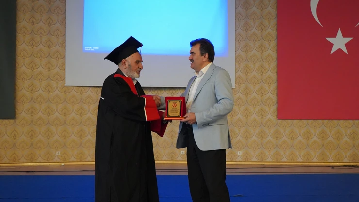 Ziraat yüksek mühendisi 71 yaşında dördüncü üniversitesinden mezun oldu
