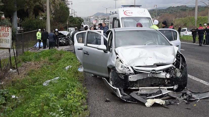 3 aracın karıştığı kazada 2 kişi öldü, 4 kişi yaralandı