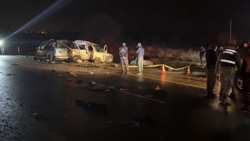 3 aracın karıştığı trafik kazasında 4 kişi öldü