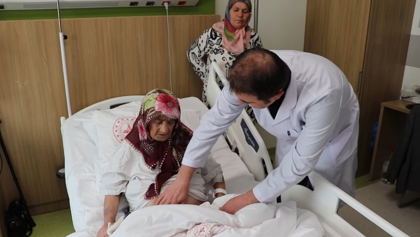 87 yaşındaki kadının karnından 4,5 kilogram tümör çıkarıldı