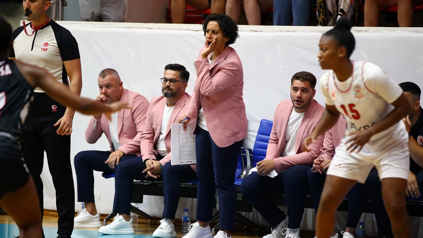 Antrenörler, meme kanseri farkındalığı için parkeye pembe ceketle çıkıyor