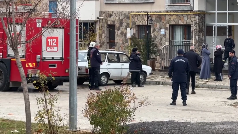 Apartman dairesinde yangın! Çok sayıda kişi zehirlendi