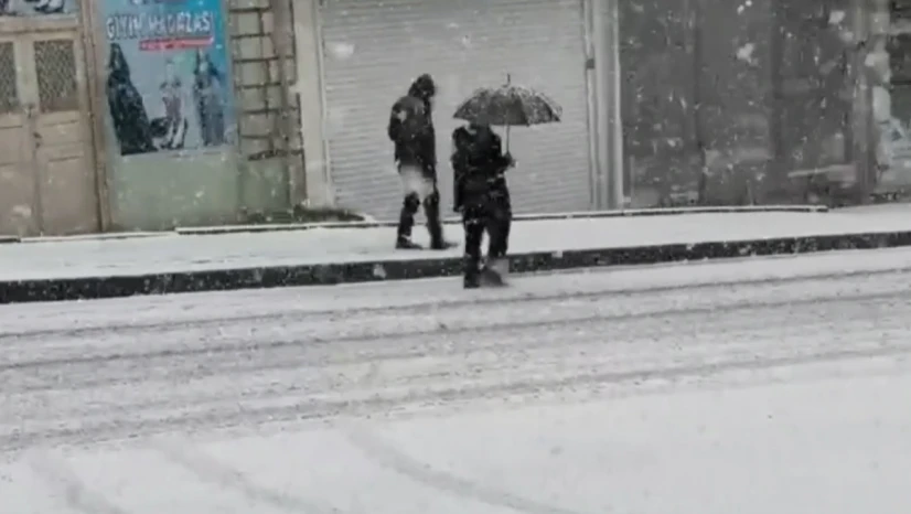 Başkale'de kar yağışı hayatı yavaşlattı