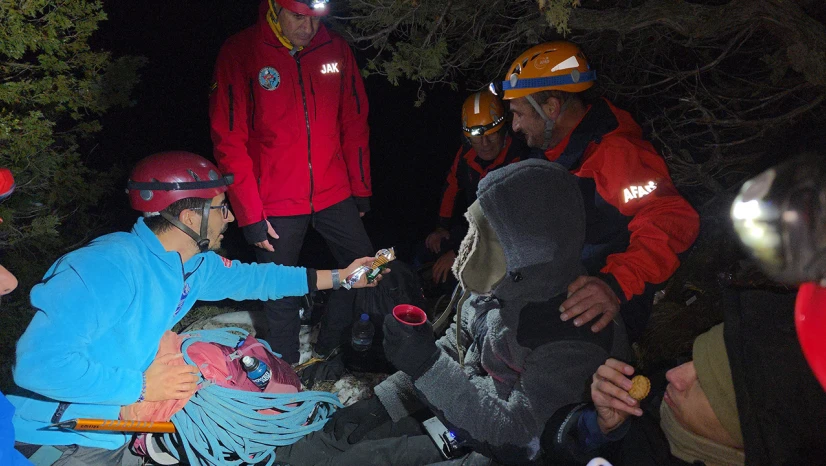 Dağda mahsur kalan 3 kişi kurtarıldı