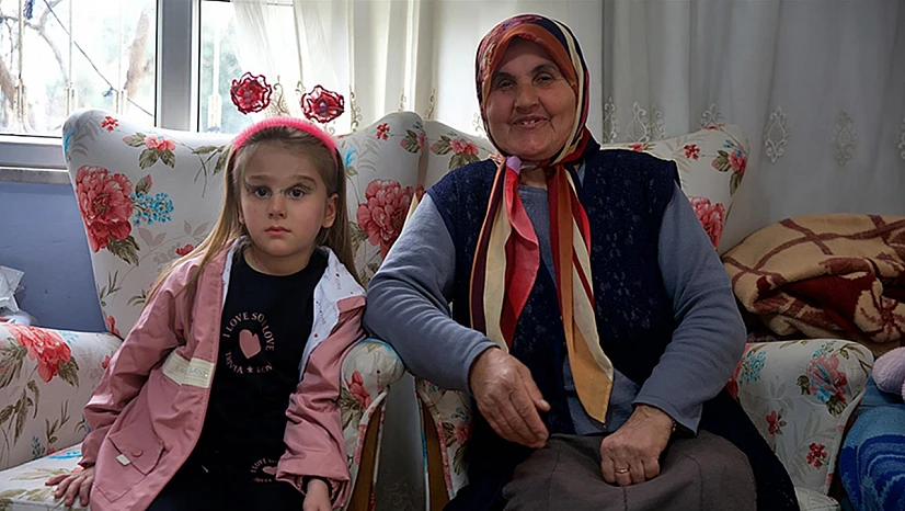 Depremde ailesini kaybeden Nil'e babaannesi sahip çıktı
