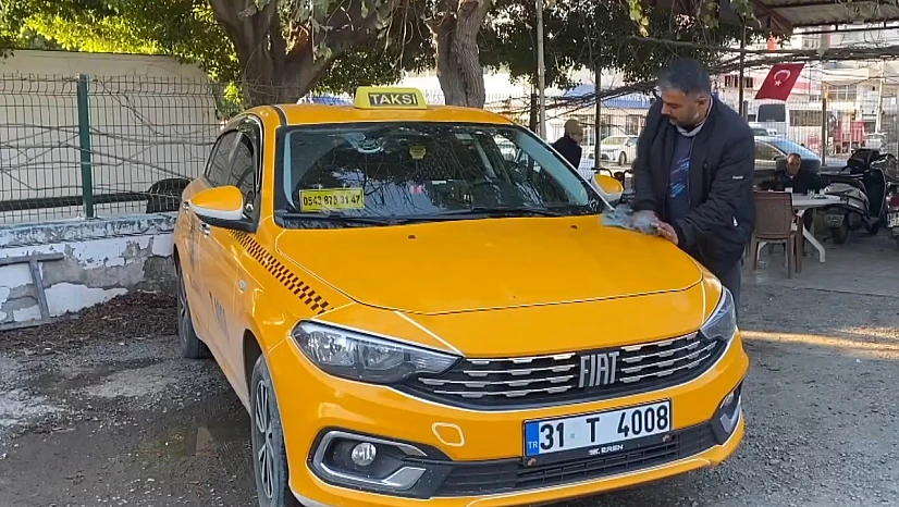 Depremde kaybettiği babasının taksisinde direksiyon sallıyor