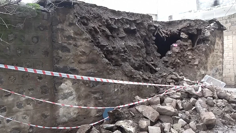 Duvarı çöken metruk ev belediye ekiplerince yıkıldı