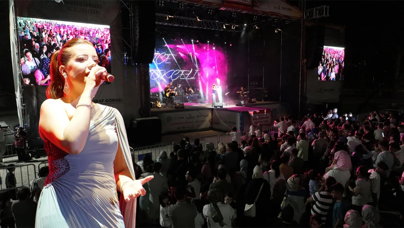 Geleneksel Ağustos Fuarı'nda Hatice Gökçeli, sahne aldı