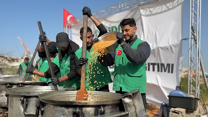 İDDEF, Gazze'de sıcak yemek dağıtımlarını sürdürüyor