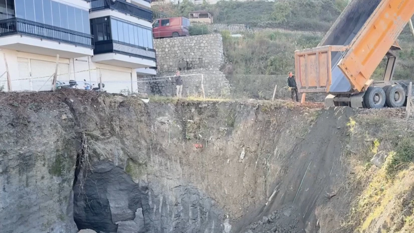 İnşaat alanında göçük, yan apartman tahliye edildi