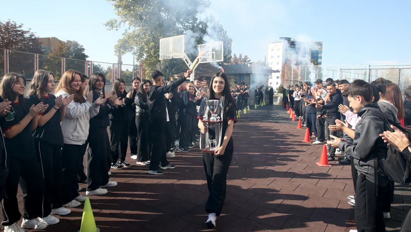 Kick boks dünya şampiyonu öğrenciye okulunda sürpriz karşılama