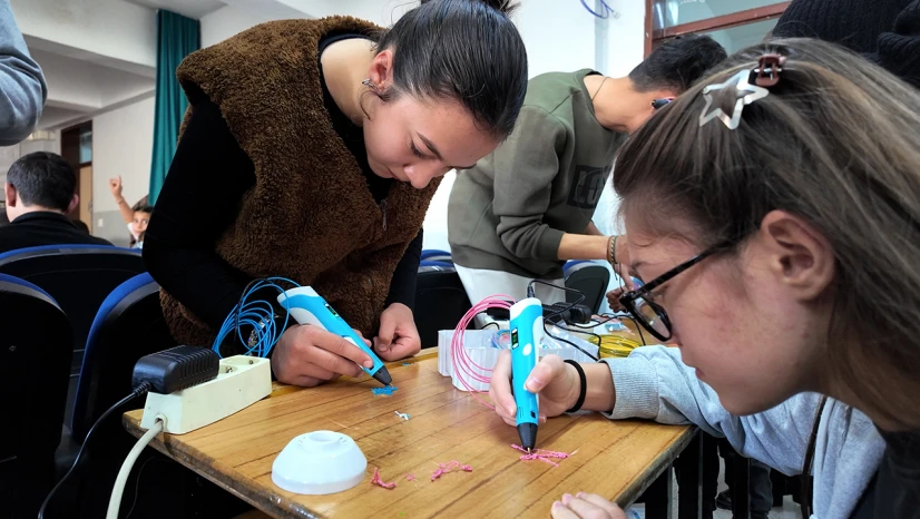 Köy okulu öğrencileri ilk kez sanal gerçeklik gözlükle tanıştı