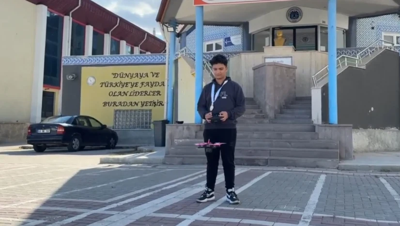 Lise öğrencisi yarışmada sıfırdan dron yaparak şampiyon oldu
