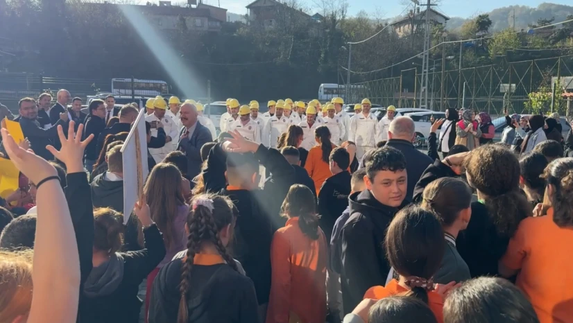 Madenciler Günü'nde işçiler, çocuklarının okulunda alkışlarla karşılandı