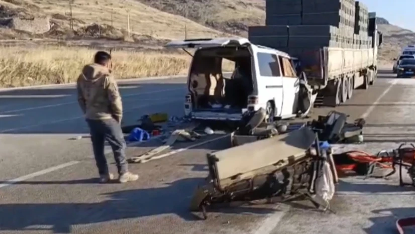 Minibüs tıra çarptı! 3 kişi yaşamını yitirdi