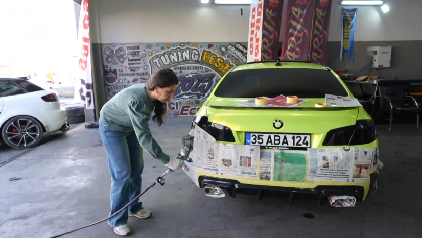 Modifiye ustası kadın otomobil tutkunlarını tek çatı altında buluşturuyor