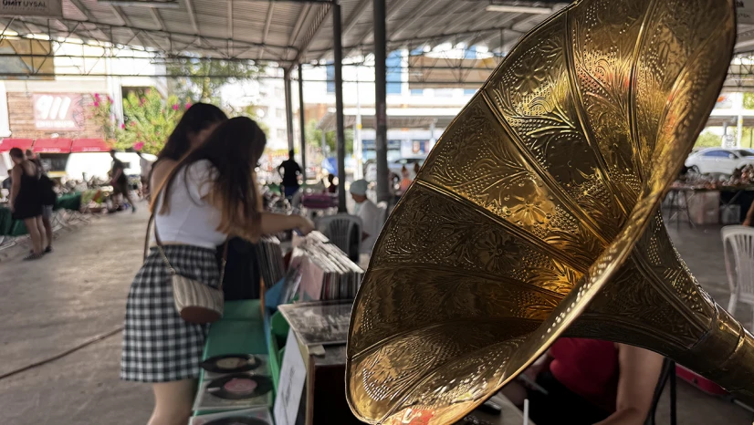 Nostalji tutkunları antika pazarında buluşuyor