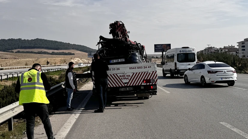 Orta refüje çarpan araçtaki 1 kişi öldü, 4 kişi yaralandı
