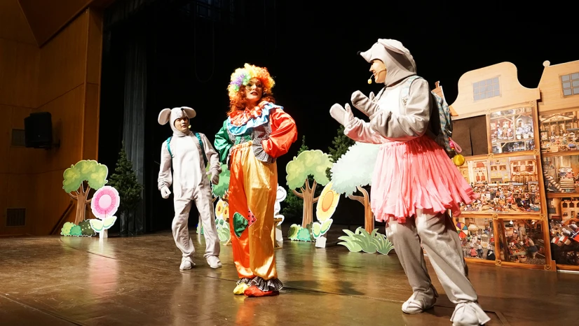 Renkli Kostümler, büyük alkışlar Sam ile Julia çocuklarla buluştu