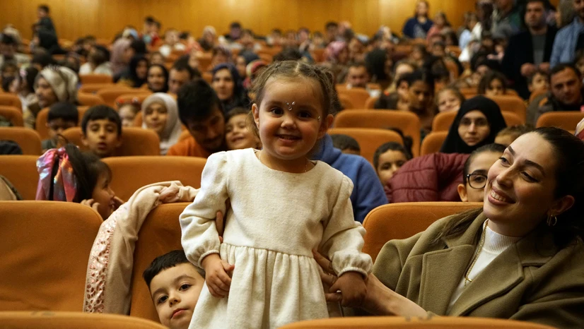 Sahne Maraş oynadı, çocuklar kahkahaya doydu