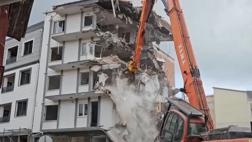 Sındırgı'da ağır hasarlı binaların yıkımı devam ediyor