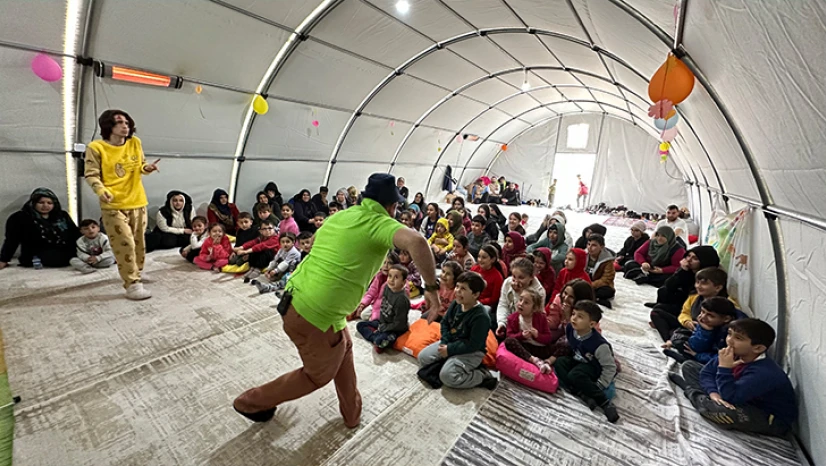 Tiyatro gösterileri depremzede miniklerle buluştu