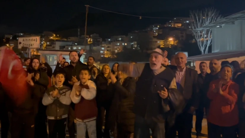 Tünel inşaatı nedeniyle evleri zarar gören mahalle sakinlerinden eylem