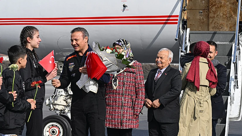 Türkiye'nin ilk astronotu yurda döndü
