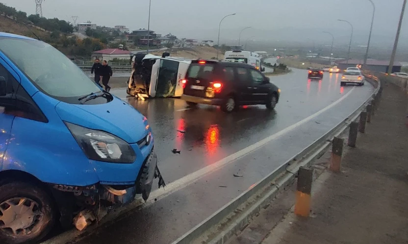 Kahramanmaraş'ta 9 araç zincirleme kazaya karıştı