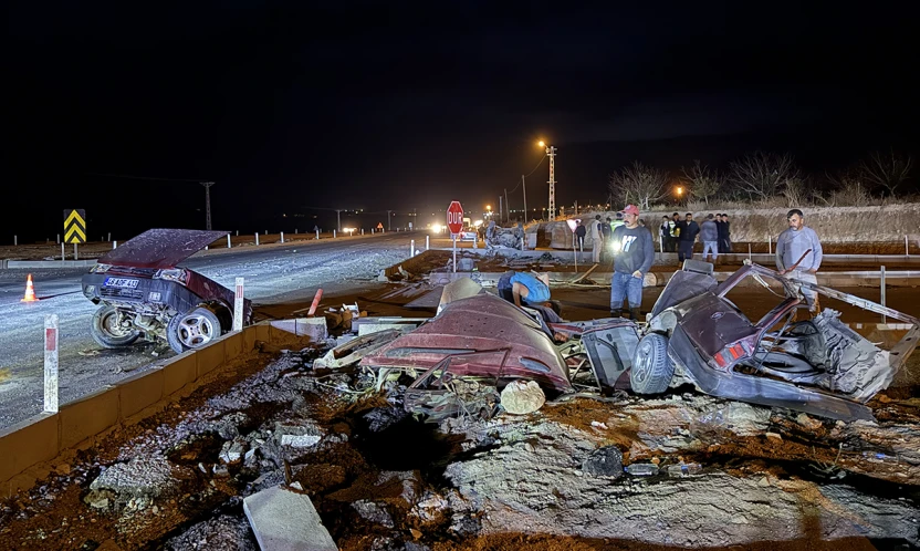Otomobil paramparça oldu, 3 kişi yaralı kurtuldu